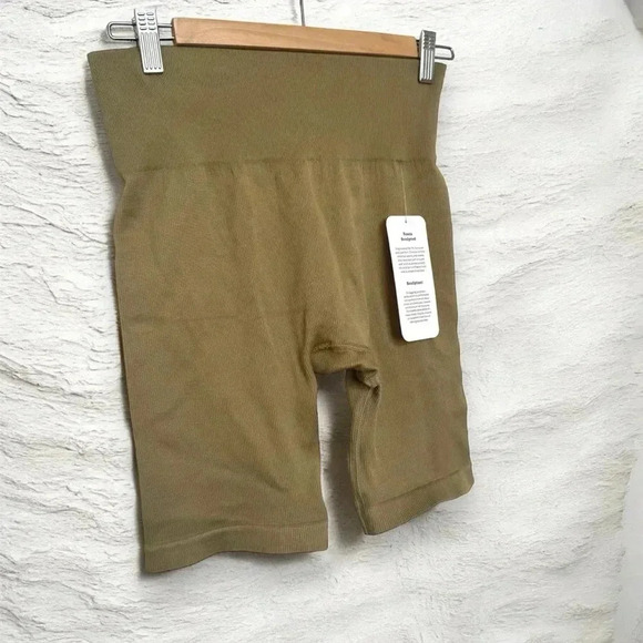 NWT  ROOTS BIKE SHORT SCULPT L olive - Picture 1 of 5
